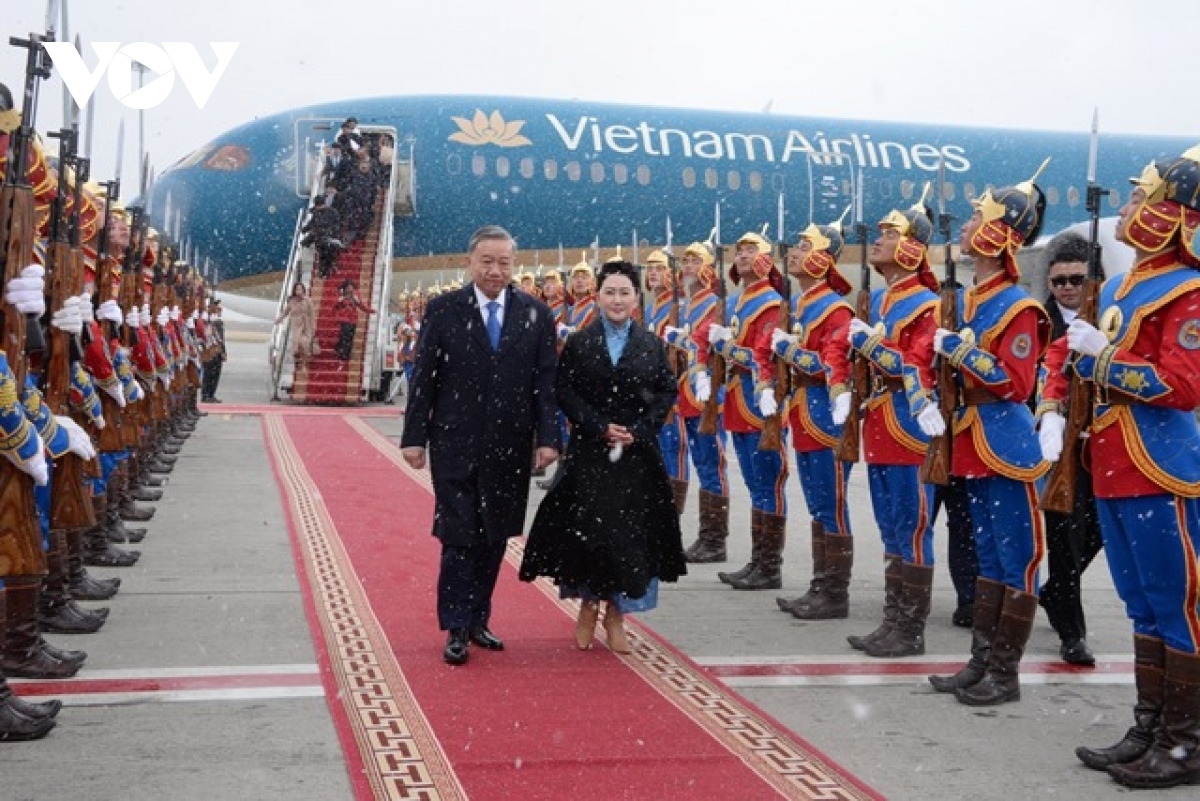 Top Vietnamese leader begins state visit to Mongolia